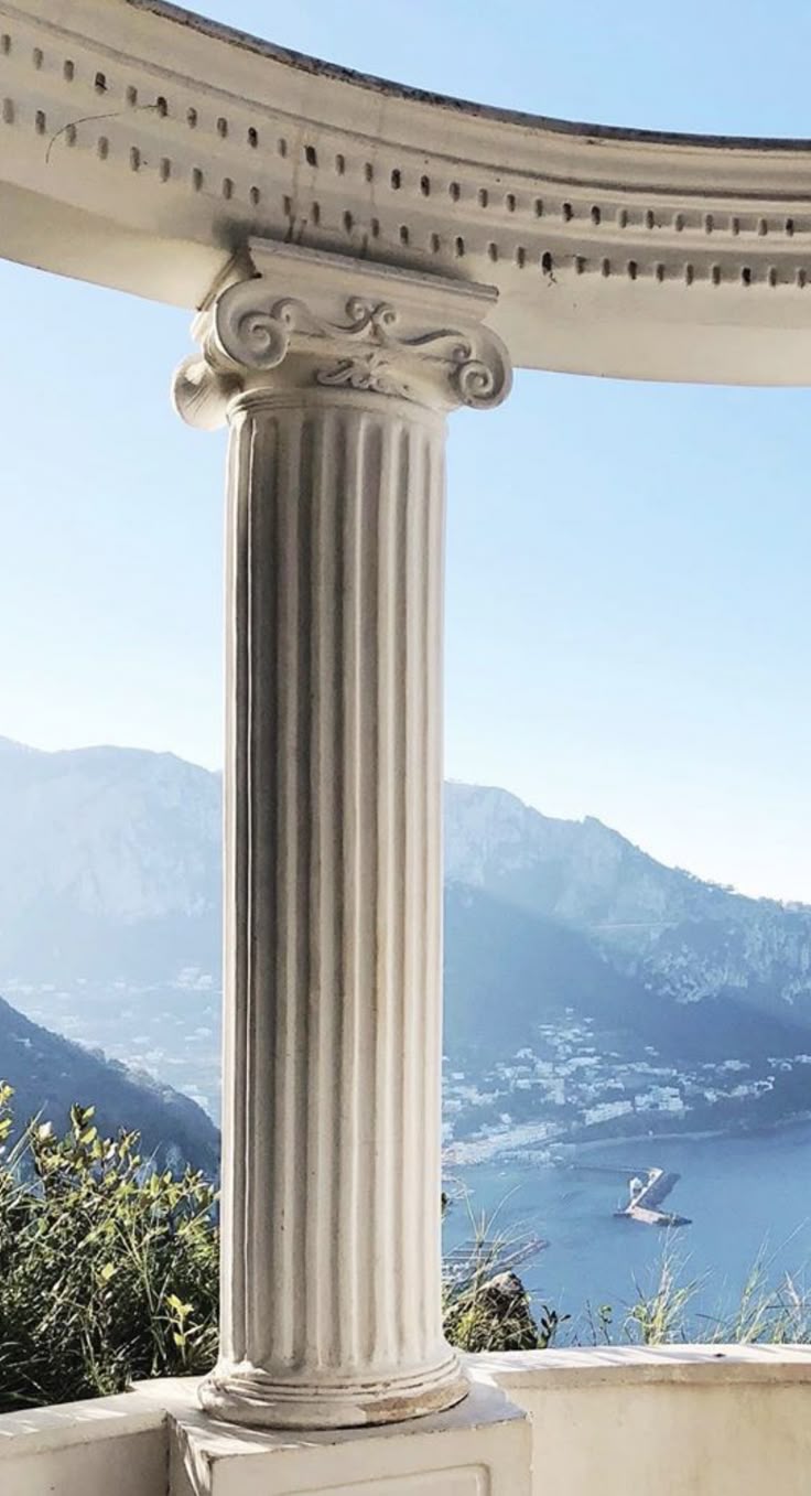 Coluna jônica de mármore com vista para a baía de Capri